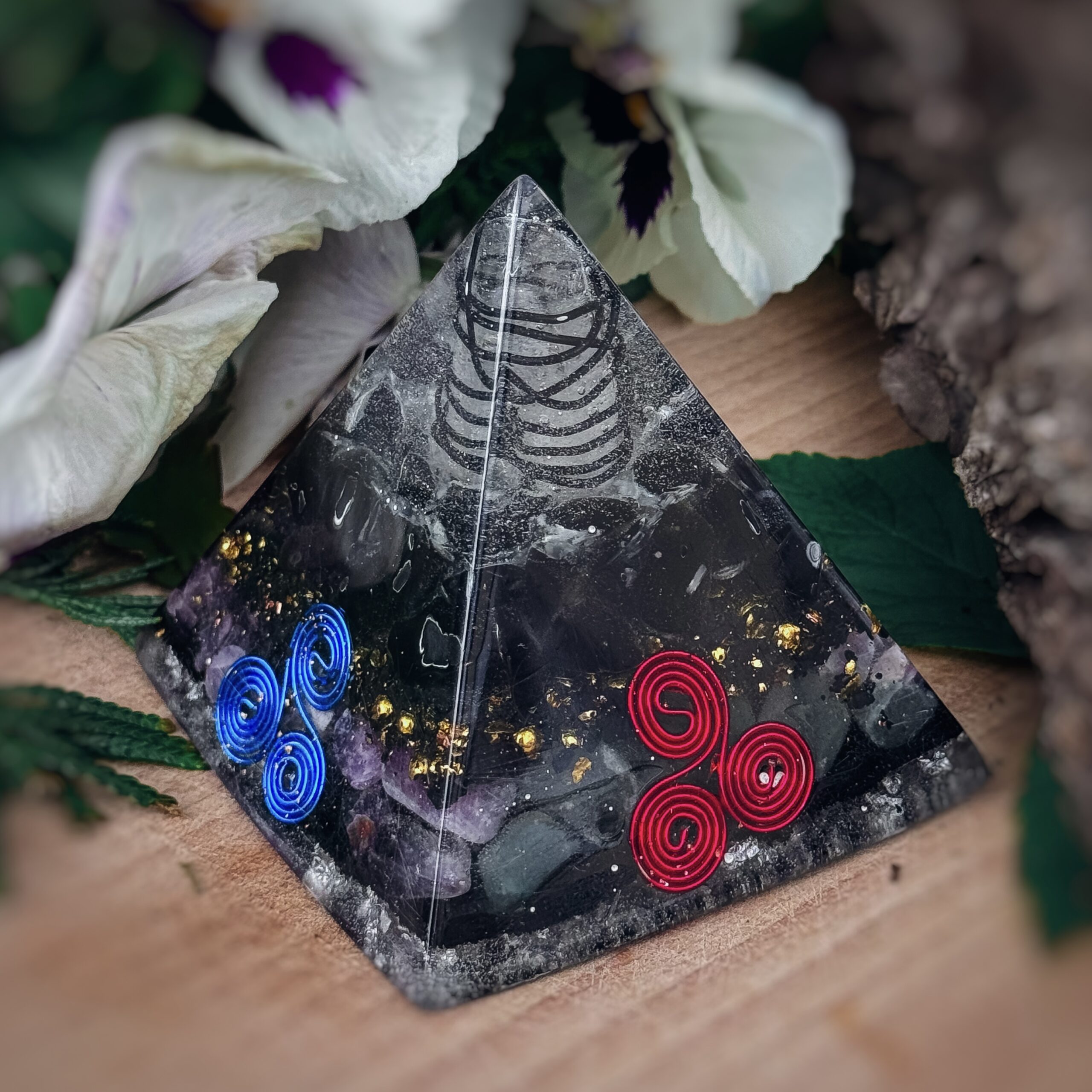 hall-must-püramiid Püramiidorgoniit (Müüdud!) - Image 1